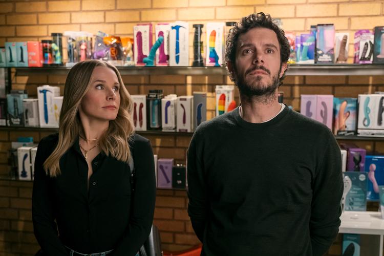 Joanne (Kristen Bell) på hovsa-date i en sexshop med rabbineren Noah (Adam Brody) – på jagt efter en vibrator kaldet 'The Obliterator', som hun skal bruge til sin sex-podcast. Foto: Netflix