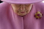 Sådan husker de fleste dronning Elizabeth II.  En dame med hat, der matcher tøjet. Fotoet er fra 2020.  Foto: Ben Stansall/Ritzau Scanpix