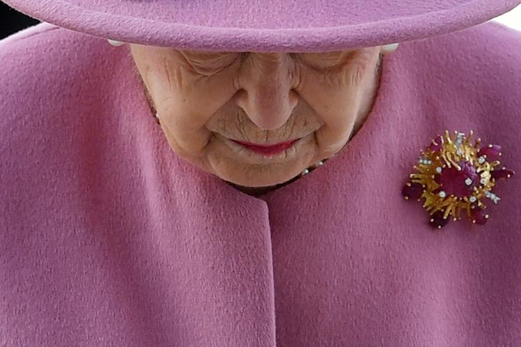 Sådan husker de fleste dronning Elizabeth II.  En dame med hat, der matcher tøjet. Fotoet er fra 2020.  Foto: Ben Stansall/Ritzau Scanpix