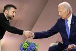 Volodymyr Zelenskyj har længe efterlyst tilladelse til at ramme russiske militære mål bag grænsen med vestlige missiler, men Joe Biden har ikke villet give grønt lys. Nu stiger presset på den amerikanske præsident for at omgøre sit nej. Foto: Leah Millis/Ritzau Scanpix