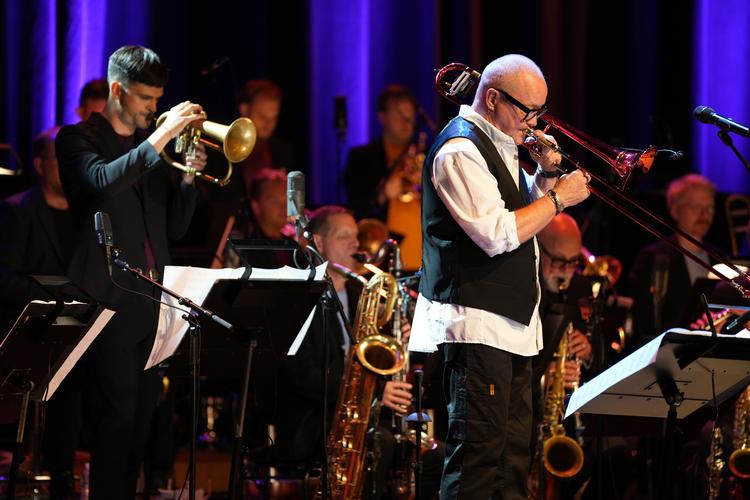 Svenske Nils Landgren er en fremragende basunist – og sanger – og han spiller på en karakteristisk rødlakeret basun. Foto: Nicolas Koch Futtrup