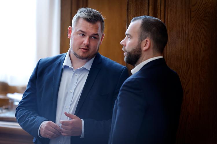 Det socialdemokratiske folketingsmedlem Thomas Skriver Jensen (tv.) er imod et nyt forslag fra partiets hovedbestyrelse om at tillade dobbeltmandater. Partifællen Bjørn Brandenborg (th.) hilser forslaget velkommen, men har ingen planer om at stille op til næste års kommunalvalg. Foto: Jens Dresling