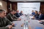 Ukraines præsident, Volodymyr Zelenskyj, mødtes tidligere i dag med Polens udenrigsminister, Radoslaw Sikorski, og Litauens ditto, Gabrielius Landsbergis, i Kyiv.  Foto: Ukrainian Presidential Press Ser/Ritzau Scanpix