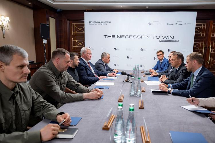 Ukraines præsident, Volodymyr Zelenskyj, mødtes tidligere i dag med Polens udenrigsminister, Radoslaw Sikorski, og Litauens ditto, Gabrielius Landsbergis, i Kyiv.  Foto: Ukrainian Presidential Press Ser/Ritzau Scanpix