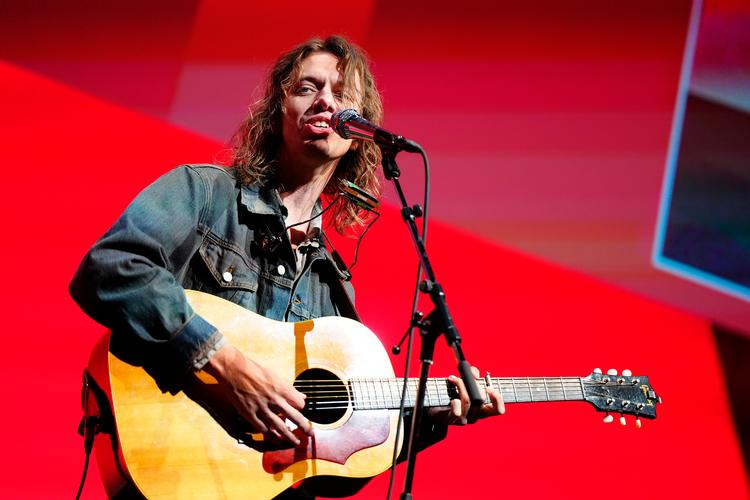 »Jeg har tåget rundt og længes hjem«, sang Carl Emil Petersen, før han overlod scenen til Mette Frederiksen. Foto: Henning Bagger/Ritzau Scanpix