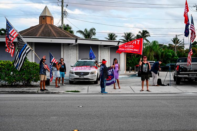 Trump-tilhængere på gaden i nærheden af Trumps hjem i Mar–a–Lago i Floria. De viser deres støtte til præsidentkandidaten efter endnu et muligt attentat mod ham.  Foto: Chandan Khanna/Ritzau Scanpix