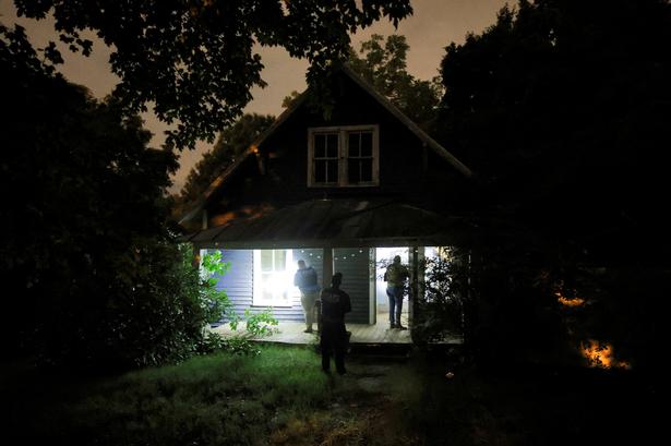 Amerikansk politi ransager den mistænktes tidligere bopæl.  Foto: Jonathan Drake/Ritzau Scanpix