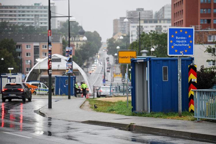 I forvejen har Tyskland haft kontrol ved grænserne til Østrig, Schweiz, Tjekkiet og Polen. Nu er Tysklands fem øvrige nabolande, Frankrig, Luxembourg, Holland, Belgien og Danmark, også tilføjet listen. Foto: Annegret Hilse/Ritzau Scanpix