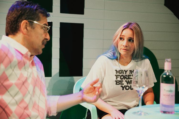 Pelle Koppel, der også har iscenesat 'En sommerdag i okotber', spiller faren, mens Mathilde Lundberg er den aktivistiske datter Ida. Foto: Daniel Buchwald