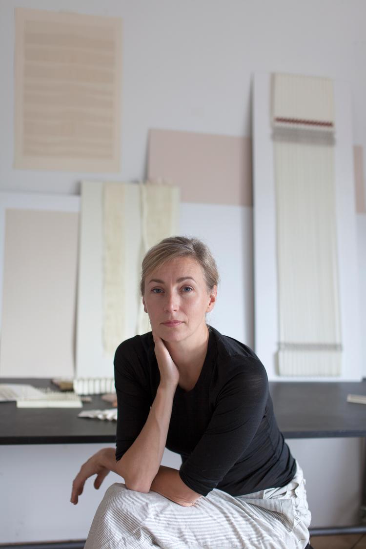 Amanda Betz’  greb om papiret kombineret med det smukke udstillingsrum løfter materialet fra det jævne til det sublime. Foto: Christine Clemmesen