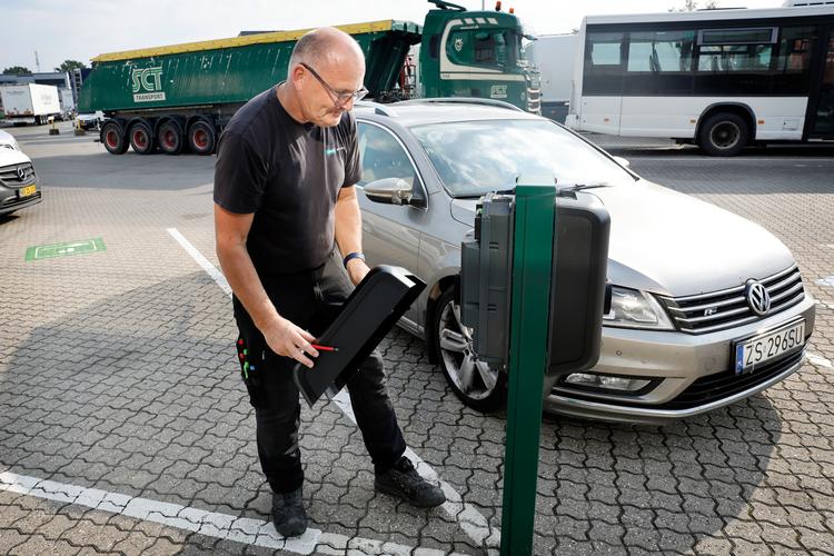 Elektriker Christian Bruun arbejder i et typisk mandefag, hvor blot mellem en og tre procent af de nyuddannede er kvinder.   Foto: Jens Dresling