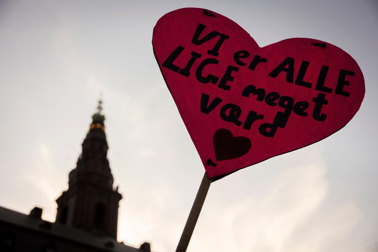 I maj mødte mange op for at demostrere på Christiansborg Slotsplads i protest mod magt, tvang og politiske besparelser på handikapområdet. Nu konkluderer en FN-rapport, at det nærmest går baglæns med levevilkår og rettigheder for handikappede i Danmark.     Foto: Mads Nissen
