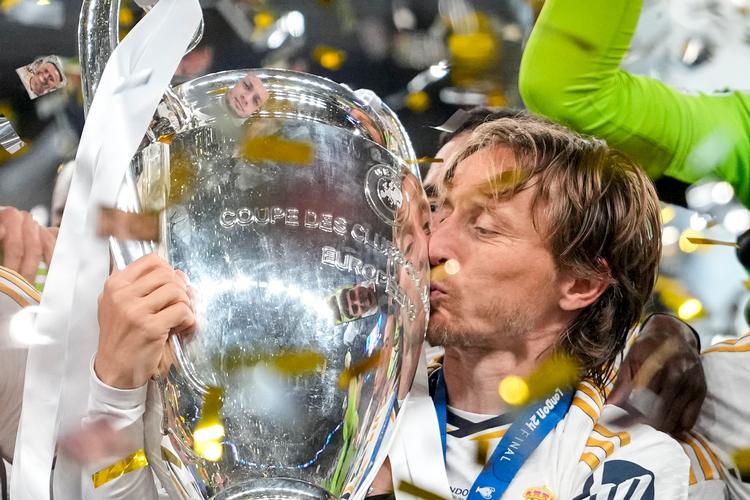 Luka Modric og Real Madrid vandt Champions League i år med en finalesejr over Dortmund. Den spanske klub er også med i turneringen denne gang, hvor der er premiere på det nye format. Foto: Kirsty Wigglesworth/Ritzau Scanpix