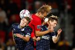 Randers FC's Mathias Greve og Oliver Olsen  med FC Nordsjællands Benjamin Nygren. Foto: Jens Dresling