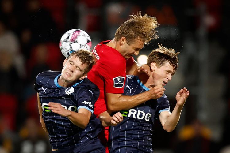 Randers FC's Mathias Greve og Oliver Olsen  med FC Nordsjællands Benjamin Nygren. Foto: Jens Dresling