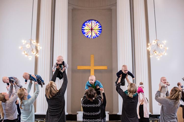 Skal man have babysalmesang eller ej? Det er et af de spørgsmål, man kan få indflydelse på ved at stemme til mednighedsrådsvalget.  Foto: Thomas Emil Sørensen