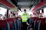 Nogle gange gider buschaufføren ikke selv lege politimand - så er det meget godt, man som her ved Rødby Havn har en person, der er ansat til det.   Foto: Nanna Navntoft