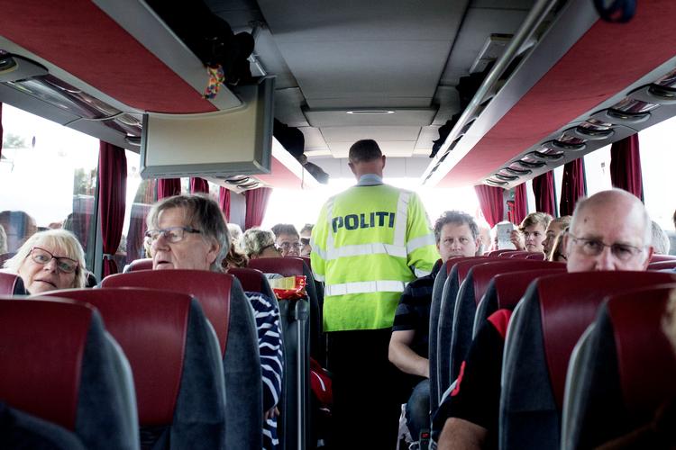 Nogle gange gider buschaufføren ikke selv lege politimand - så er det meget godt, man som her ved Rødby Havn har en person, der er ansat til det.   Foto: Nanna Navntoft