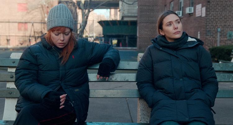 I Netflix-filmen 'His Three Daughters' spiller Natasha Lyonne og Elizabeth Olsen to af tre søstre, der genforenes for at passe deres far i hans sidste tid. Foto: Netflix