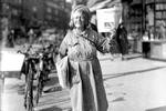 Aviskonen ’Tulle’ sælger Politiken på Rådhuspladsen omkring 1930. Foto: Tage Christensen