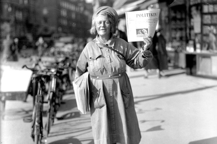 Aviskonen ’Tulle’ sælger Politiken på Rådhuspladsen omkring 1930. Foto: Tage Christensen