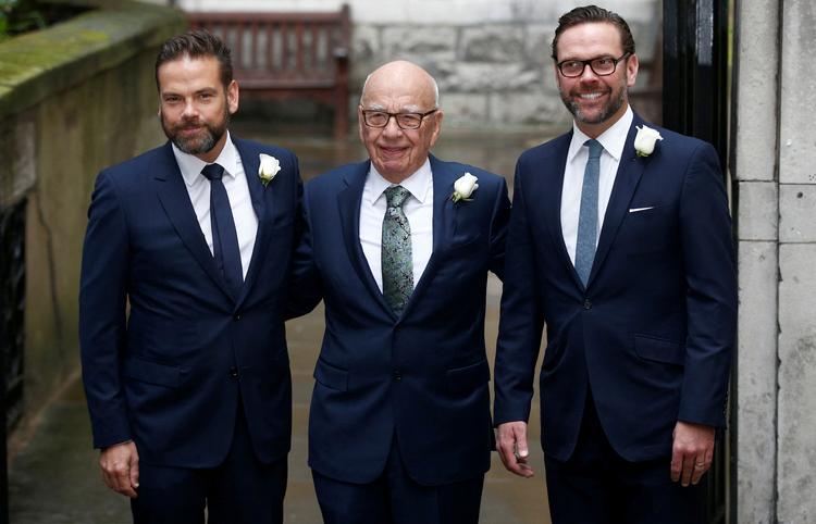 Rupert Murdoch flankeret af sine sønner Lachlan (til venstre) og James, da faderen i 2016 blev gift med Jerry Hall. Nu blæser der anderledes kolde vinde mellem de tre mænd i Murdoch-dynastiet.   Foto: Peter Nicholls/Ritzau Scanpix