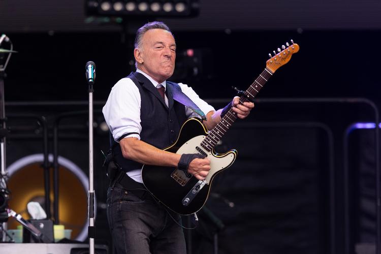 Bruce Sprinsteen er aktuel med dokumentaren 'Road Diary', der følger ham og The E Street Band på turné. Her ses han ved en koncert i Odense i juli i år.  Foto: Finn Frandsen
