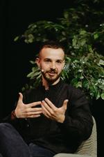 Zakhar Protsiuk er vicedirektør for det største engelsksprogede medie i Ukraine, The Kyiv Independent. Her ses han på scenen til teknologifestivalen TechBBQ. PR foto Techbbq