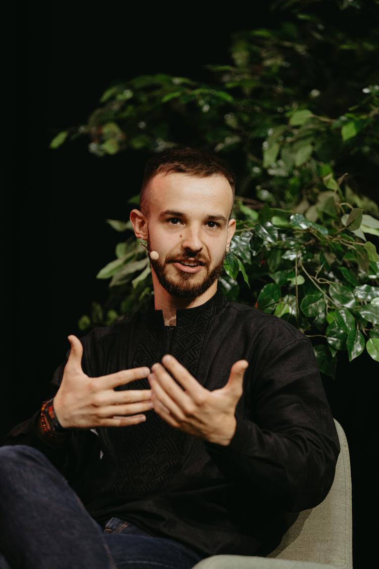 Zakhar Protsiuk er vicedirektør for det største engelsksprogede medie i Ukraine, The Kyiv Independent. Her ses han på scenen til teknologifestivalen TechBBQ. PR foto Techbbq