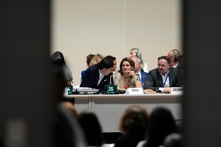 Hollandske Wopke Hoekstra (til venstre) har fået titel af klimakommissær, men i virkeligheden får spanske Teresa Ribera (i midten) mindst lige så meget indflydelse på klimaområdet, hvis ikke mere. Også danske Dan Jørgensen (til højre) får som energikommissær et 'grønt' område. Billede fra klimatopmødet COP28 i Dubai i 2023. Foto: Rafiq Maqbool/Ritzau Scanpix