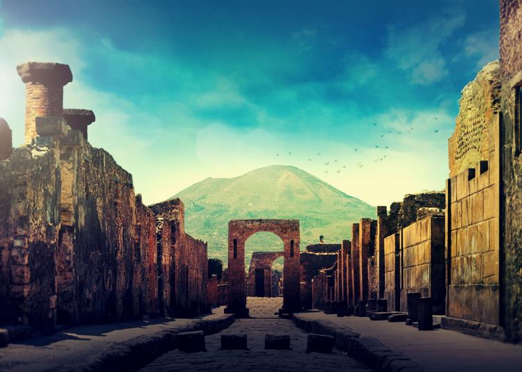 En stor del af Pompejis befolkning anede ikke, at bjerget Vesuv i virkeligheden var en vulkan, der rummede en sprængfarlig atombombe. Foto: All3Media