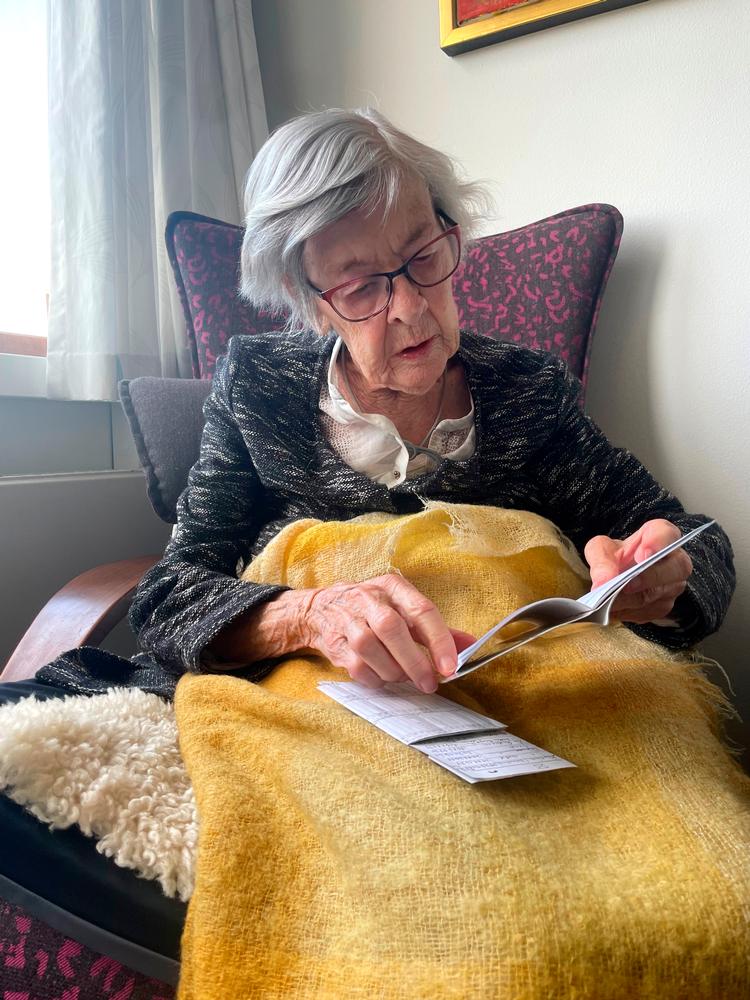Elin Jensen på 97 år har snart fået livsvarig pension i 30 år. Så pengene er tjent hjem igen. Foto: Privatfoto