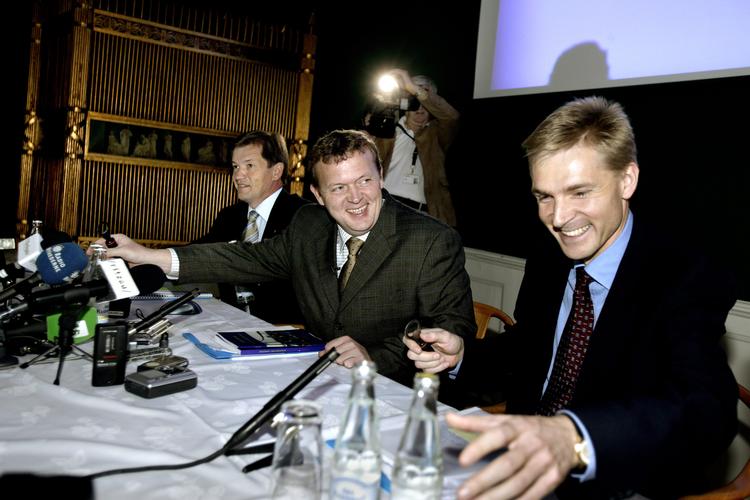 Den daværende VK-regering og støttepartiet Dansk Folkeparti aftaler i 2004 den nye strukturreform, der fra 2007 bl.a. nedlagde de 14 amter og oprettede 5 nye regioner. Fra venstre økonomi- og erhvervsminister Bendt Bendtsen (K),  indenrigs- og sundhedsminister Lars Løkke Rasmussen (dengang V) og Kristian Thulesen Dahl (DF).     Foto: Jacob Ehrbahn