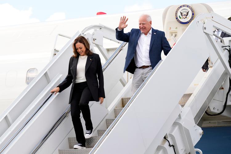 Her ankommer den demokratiske præsidentkandidat, Kamala Harris, og vicepræsidentkandidat, Tim Walz, til Savannah, Georgia, i slutningen af august.  Foto: Jacquelyn Martin/Ritzau Scanpix