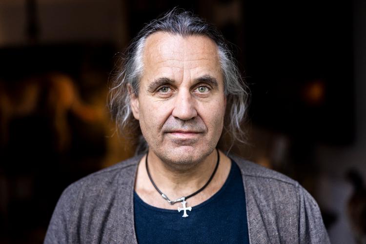 kunstmaleren Thomas Kluge har fået rettens ord for, at menighedsrådet i Sct. Peders Kirke i Næstved ikke måtte male guldkanter på de orgellåger, han har udsmykket.  Foto: Nikolai Linares