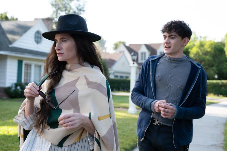 Kathryn Hahn og Joe Locke er makkerparret, der skal samle en heksecirkel i serien 'Agatha All Along'.  Foto: Disney+