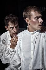 Et umuligt makkerskab mellem to mænd, der kæmper om den samme kvinde: Den ene med sin flotte krop, den anden med sine forførende ord (Benjamin Kitter og Mathias Bøgelund).  Foto: Emilia Therese