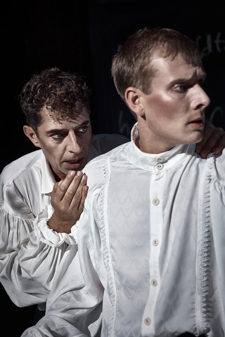 Et umuligt makkerskab mellem to mænd, der kæmper om den samme kvinde: Den ene med sin flotte krop, den anden med sine forførende ord (Benjamin Kitter og Mathias Bøgelund).  Foto: Emilia Therese