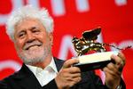 Pedro Almodóvar sluttede den netop afsluttede filmfestival i Venedig af med en Guldløve for bedste film. Filmen er på engelsk og har blandt andre Tilda Swinton og Julienne Moore i hovedrollerne.  Foto: Alberto Pizzoli/Ritzau Scanpix