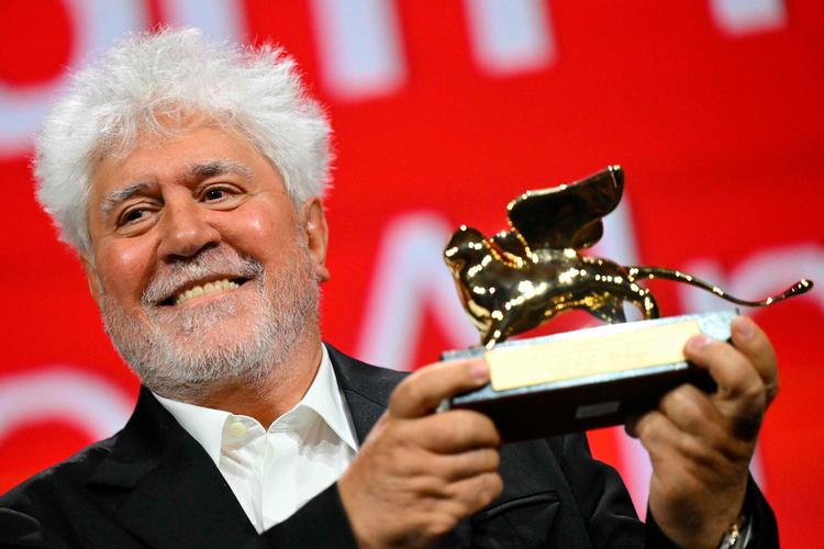 Pedro Almodóvar sluttede den netop afsluttede filmfestival i Venedig af med en Guldløve for bedste film. Filmen er på engelsk og har blandt andre Tilda Swinton og Julienne Moore i hovedrollerne.  Foto: Alberto Pizzoli/Ritzau Scanpix