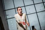 Mord, magt og sorte fugle, der varsler død om kap med orkestrets dybeste toner, sætter stemningen i operaen 'Orest'. Her den norske sopran Caroline Wettergreen i rollen som Hermione, der er tæt på selv at blive slået ihjel.  Foto: Camilla Winther