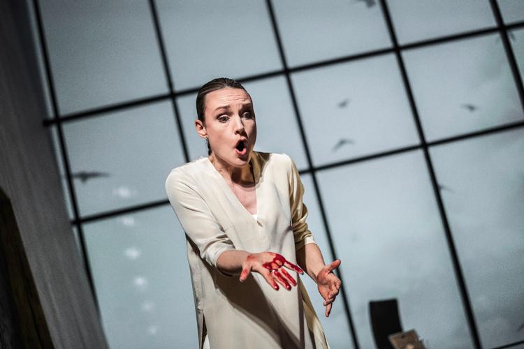 Mord, magt og sorte fugle, der varsler død om kap med orkestrets dybeste toner, sætter stemningen i operaen 'Orest'. Her den norske sopran Caroline Wettergreen i rollen som Hermione, der er tæt på selv at blive slået ihjel.  Foto: Camilla Winther