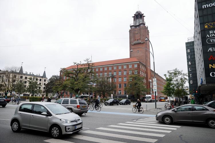 På pladsen bag Frederiksberg Rådhus har kommunen sat et skilt op, der proklamerer, at man er ved at etablere ’et inkluderende og bias-frit byrum’. Foto: Jens Dresling