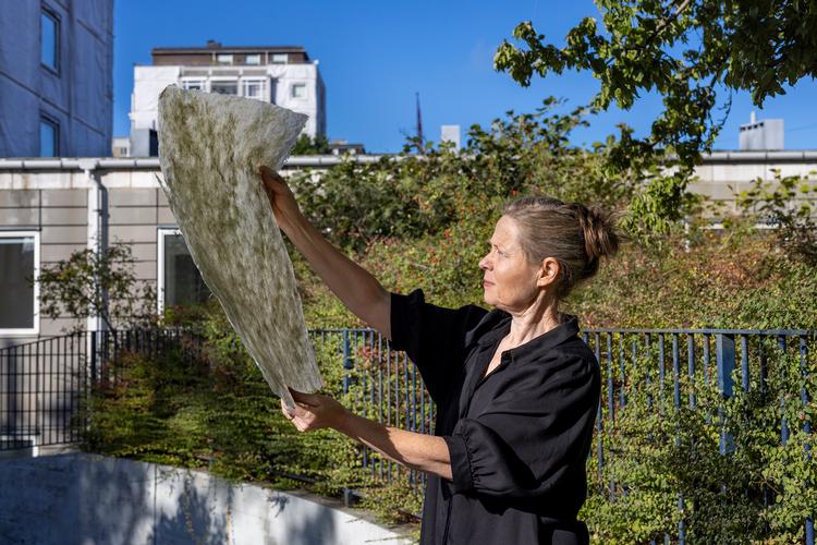 Signe Guttormsen er netop nu i gang med en særlig vejrhane, som skal sidde på et boligområde for folk med autisme. Den skal bekræfte beboerne i, at lige meget hvilken vej vinden blæser, skal alt nok blive okay.  Foto: Jan Søndergaard