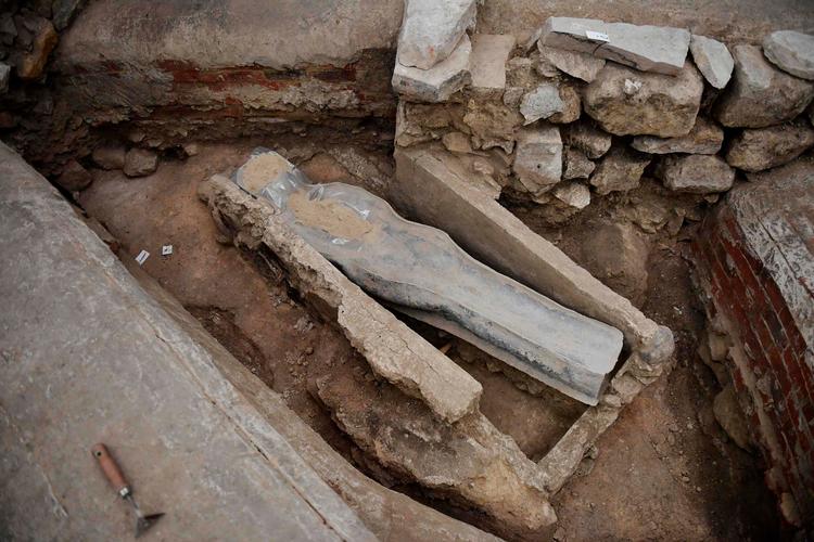 Sarkofagen, der efter sigende indeholder Joachim du Bellays rester, blev fundet i marts 2022 i forbindelse med restaureringsarbejdet efter branden. Foto: Julien de Rosa/Ritzau Scanpix