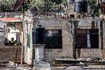 EIsraelske soldater nærmer sig en bygning i Qabatiya, hvor ligene af mænd, der angiveligt er blevet dræbt i kamp, befinder sig. Foto: Zain Jaafar/Ritzau Scanpix