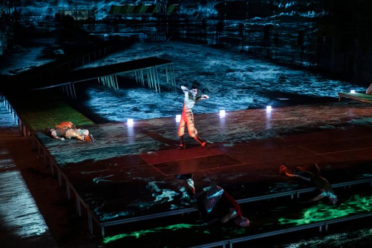 Udsatheden i det store, rå rum er til at tage og føle på, når Aaben Dans og Deramers Circus sætter af med ''De fortabte spillemænd' midt blandt hav og klipper .  Foto:  Lærke Posselt