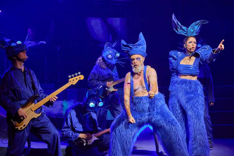 Bjørn Fjæstad og konsorter er skræmmende som blåklædte punkrotter. Foto: Søren Malmose