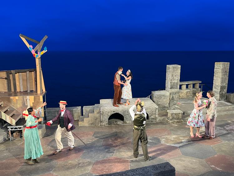 Turnétruppen The Duke’s Theatre Company, der er specialister i friluftsteater, leverer en livlig og charmerende version af Shakespeares eventyrkomedie ’Som man behager’. Foto: Kim Wiesener