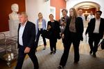 Partiformand Lars Løkke Rasmussen ses her på vej til gruppemøde kort efter, at den interne uro brød ud. Inden gruppemødet gav den nye digitaliseringsminister, Caroline Stage, der er tidligere politisk chef i partiet, en undskyldning til medarbejderne.. Foto: Jens Dresling